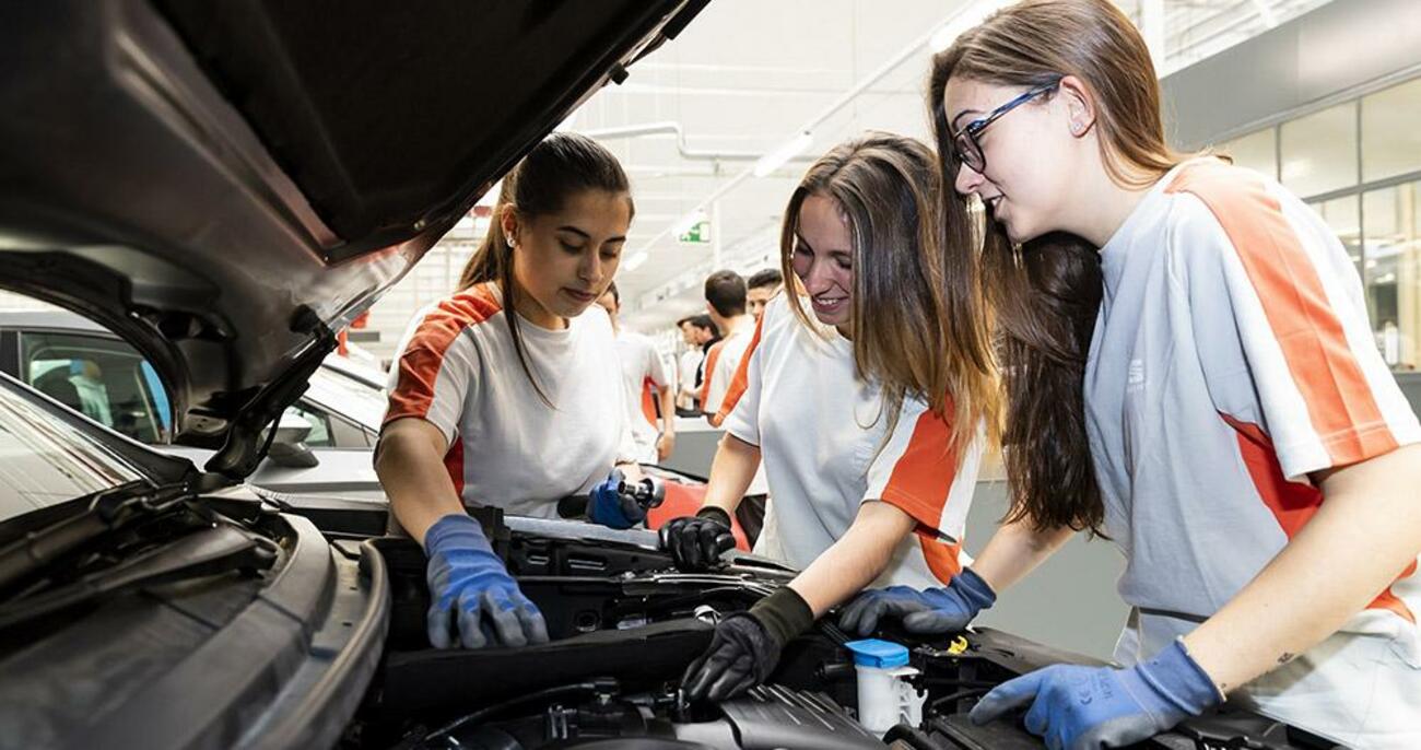 Alumnas en la Escuela de Aprendices / SEAT