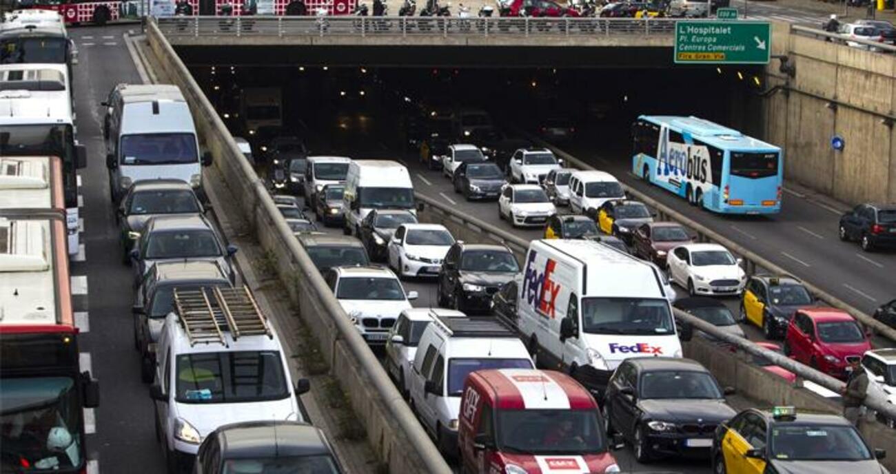 Imagen de una retención de vehículos en la ciudad de Barcelona / EFE