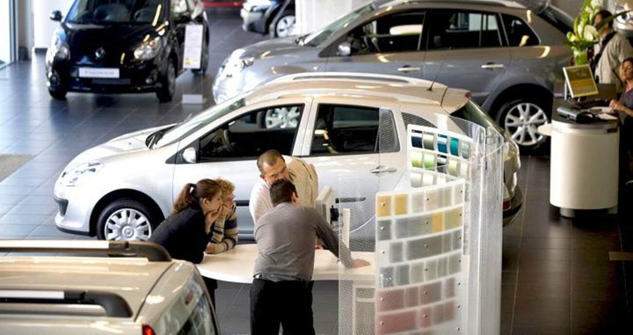 Clientes en un concesionario de automóviles / EFE Clientes en un concesionario de automóviles / EFE