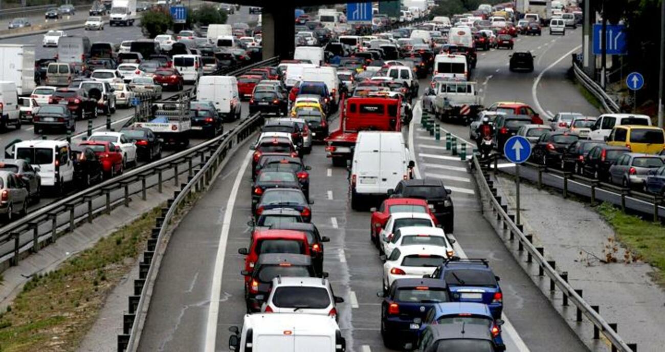 Imagen de un atasco en la entrada de Barcelona / EFE
