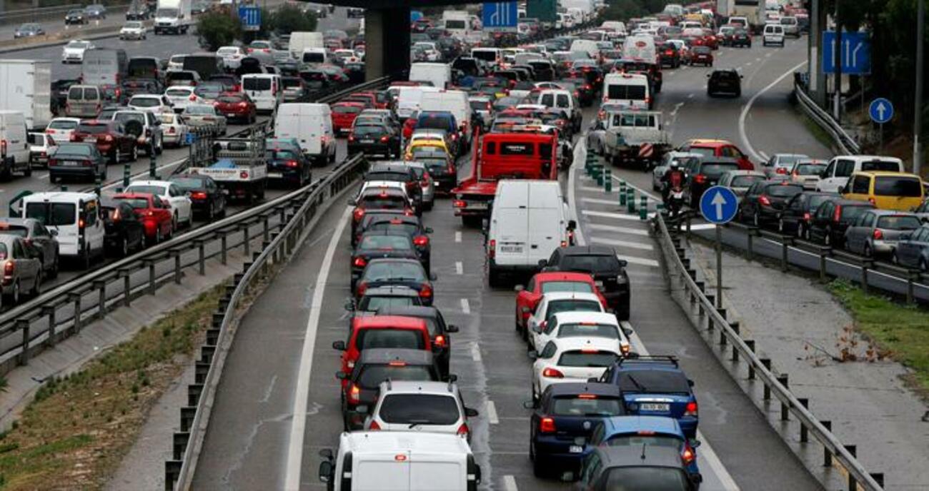 Un atasco en una carretera periurbana en España / EFE