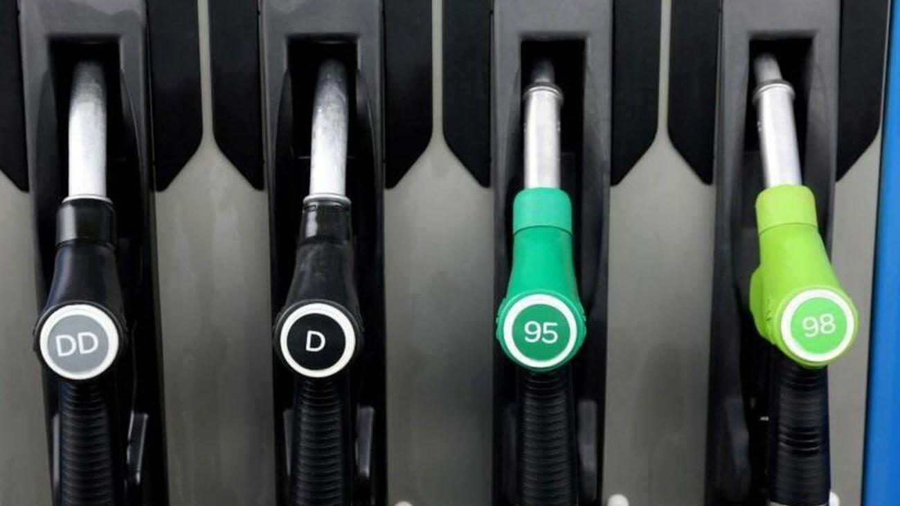 Un surtidor de carburante diésel y gasolina en una gasolinera