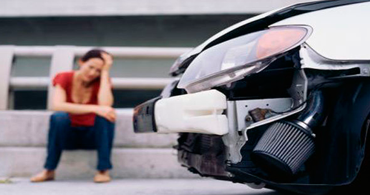 Un coche averiado tras un choque Un coche averiado tras un choque