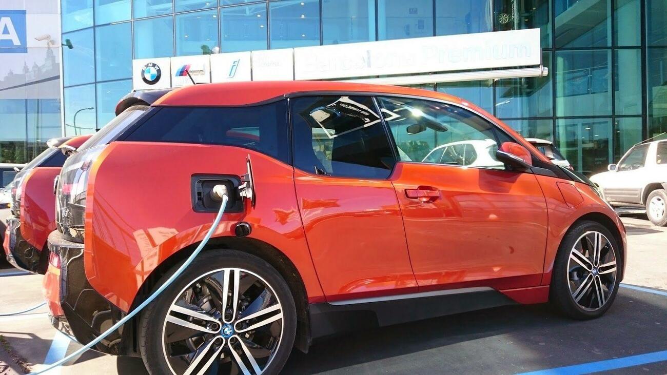 Coche eléctrico de BMW en un punto de carga como los del Plan Moves