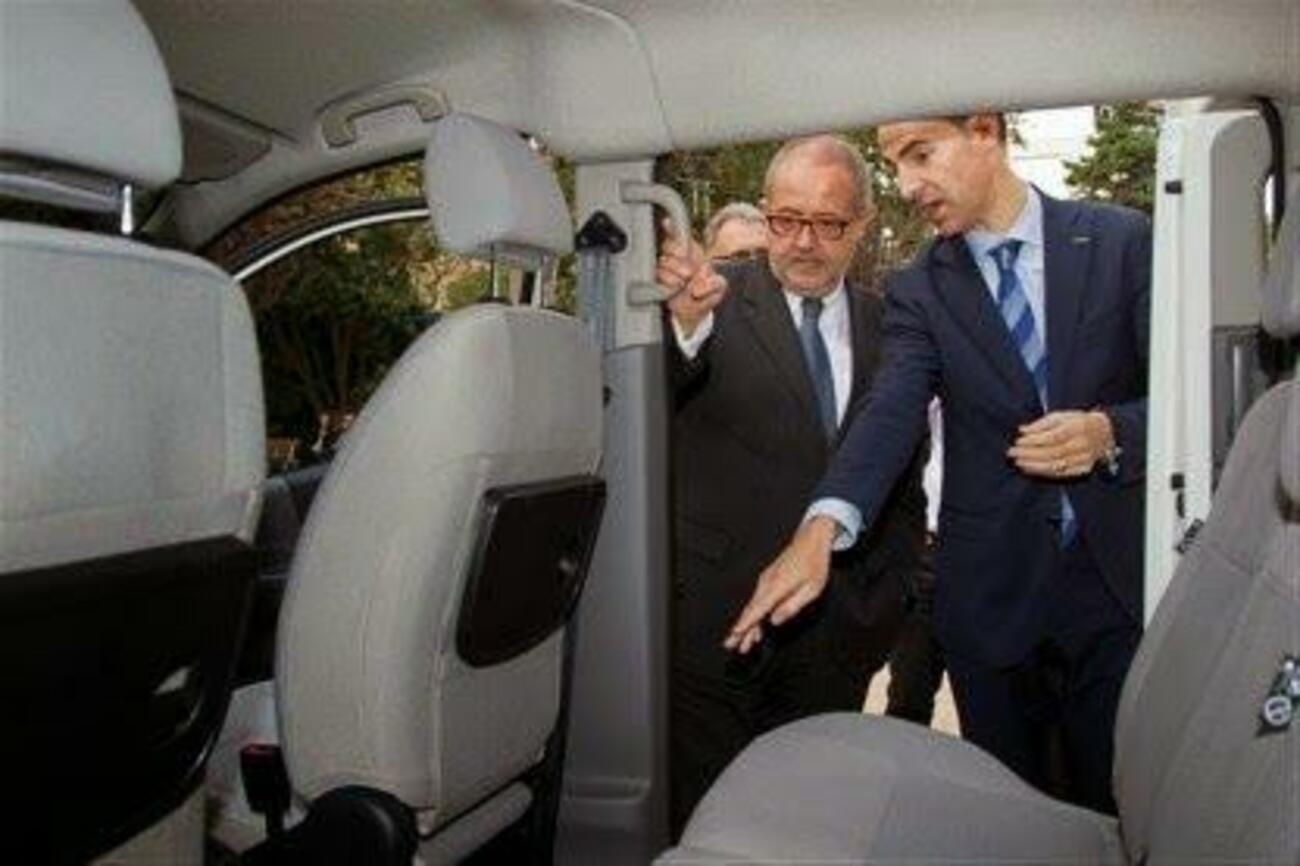 El consejero director general de Nissan Motor Ibérica, Frank Torres (d), muestra a Puig el interior de la e-NV200 / NISSAN El consejero director general de Nissan Motor Ibérica, Frank Torres (d), muestra a Puig el interior de la e-NV200 / NISSAN