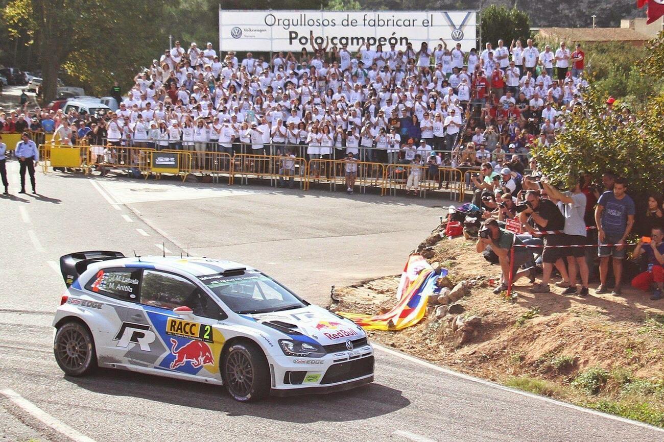 Imagen de la grada con los empleados de Volkswagen Navarra en los rallyes
