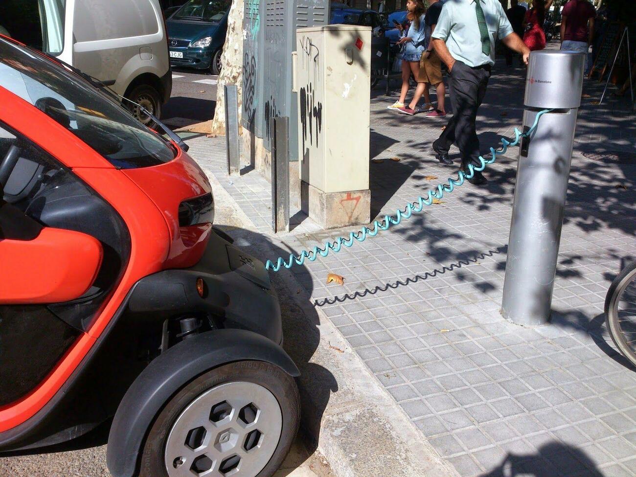 Imagen de un vehículo eléctrico conectado a un punto de carga