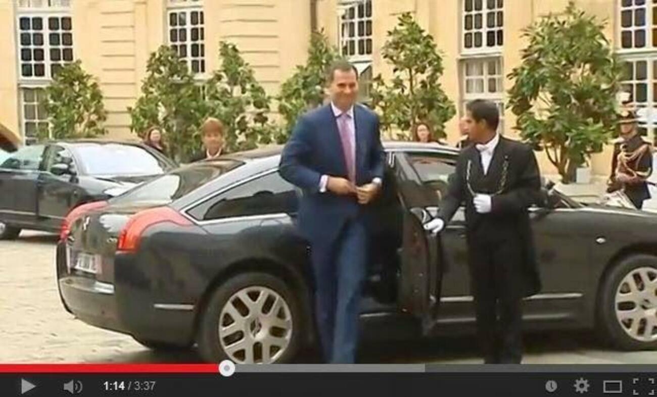Felipe VI se pasea en un Citroën... en París