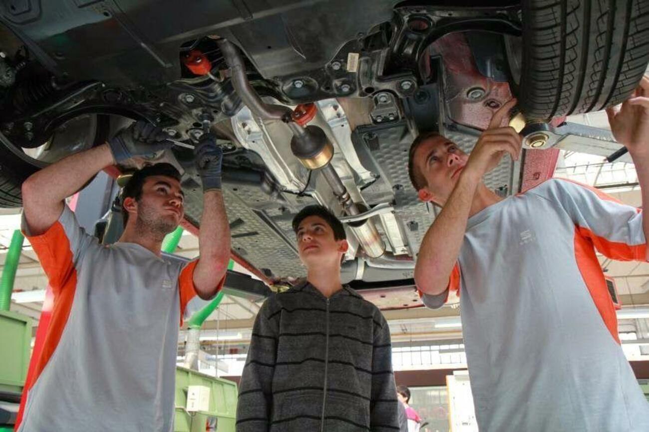 Varios jóvenes en la escuela de aprendices de Seat Varios jóvenes en la escuela de aprendices de Seat