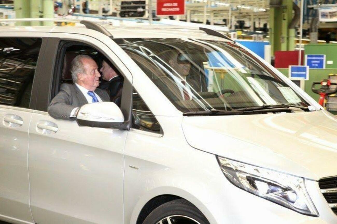 El rey Juan Carlos I en una visita a la fábrica de Mercedes de Vitoria