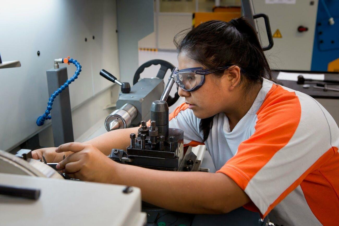 Empleada en el sector del automóvil