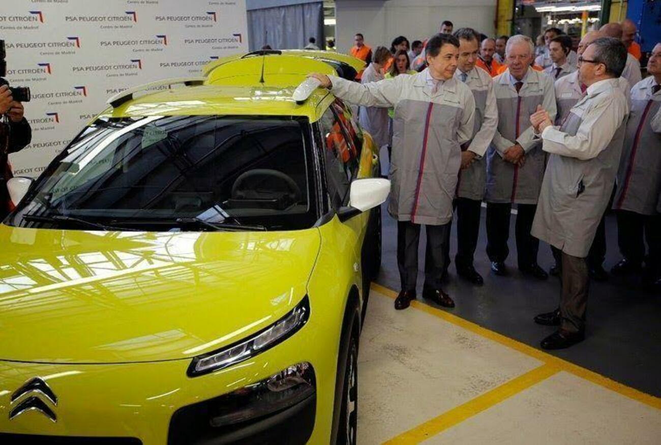 El presidente de la Comunidad de Madrid, Ignacio González, en la factoría del grupo PSA (Peugeot-Citroën)