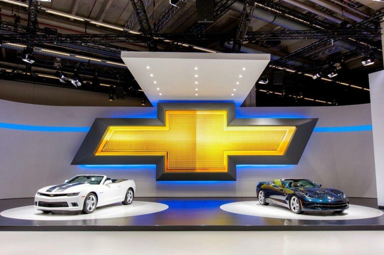 Camaro y Corvette en el stand de Chevrolet en Frankfurt / CHEVROLET