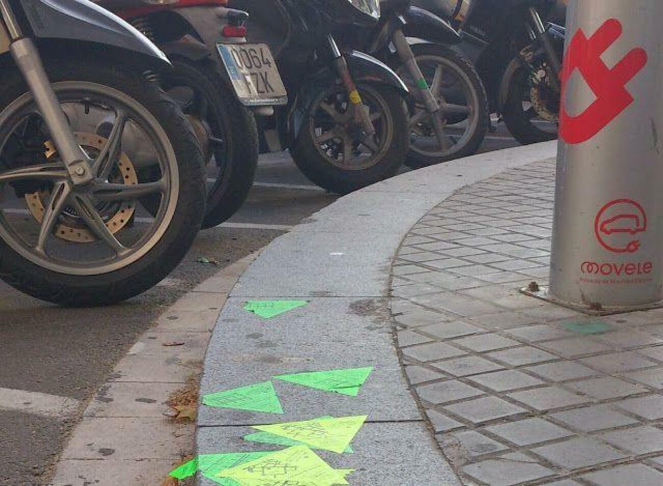 Acera con pegatinas de multas a motos