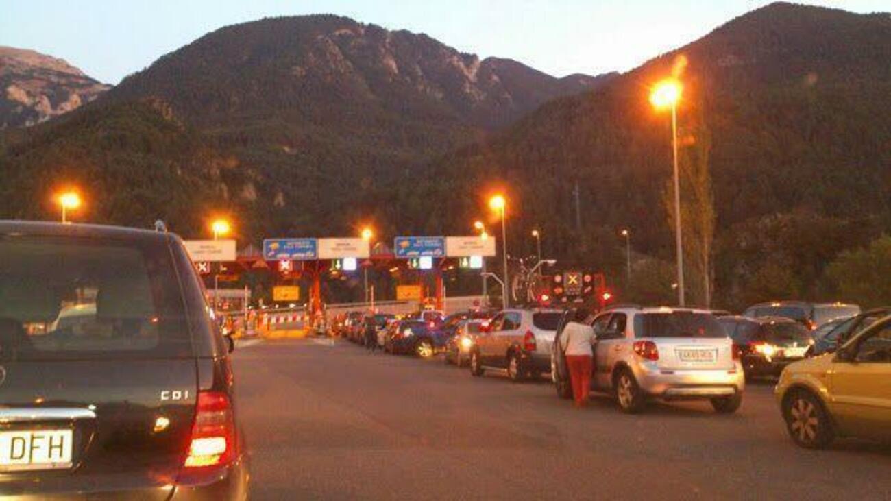 Imagen de varios coches en un peaje de una autopista