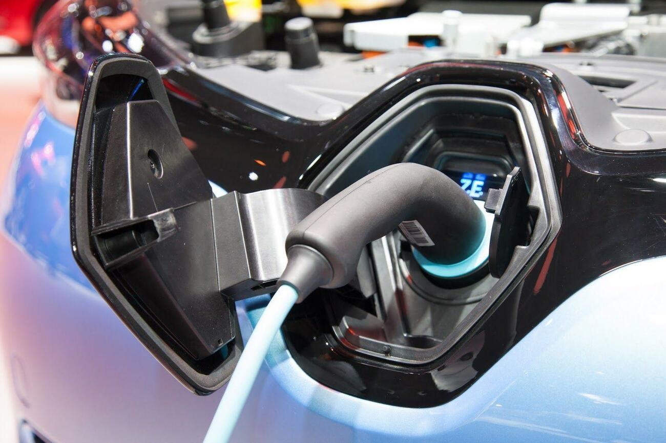 Un coche eléctrico enchufado a un punto de carga / IAA