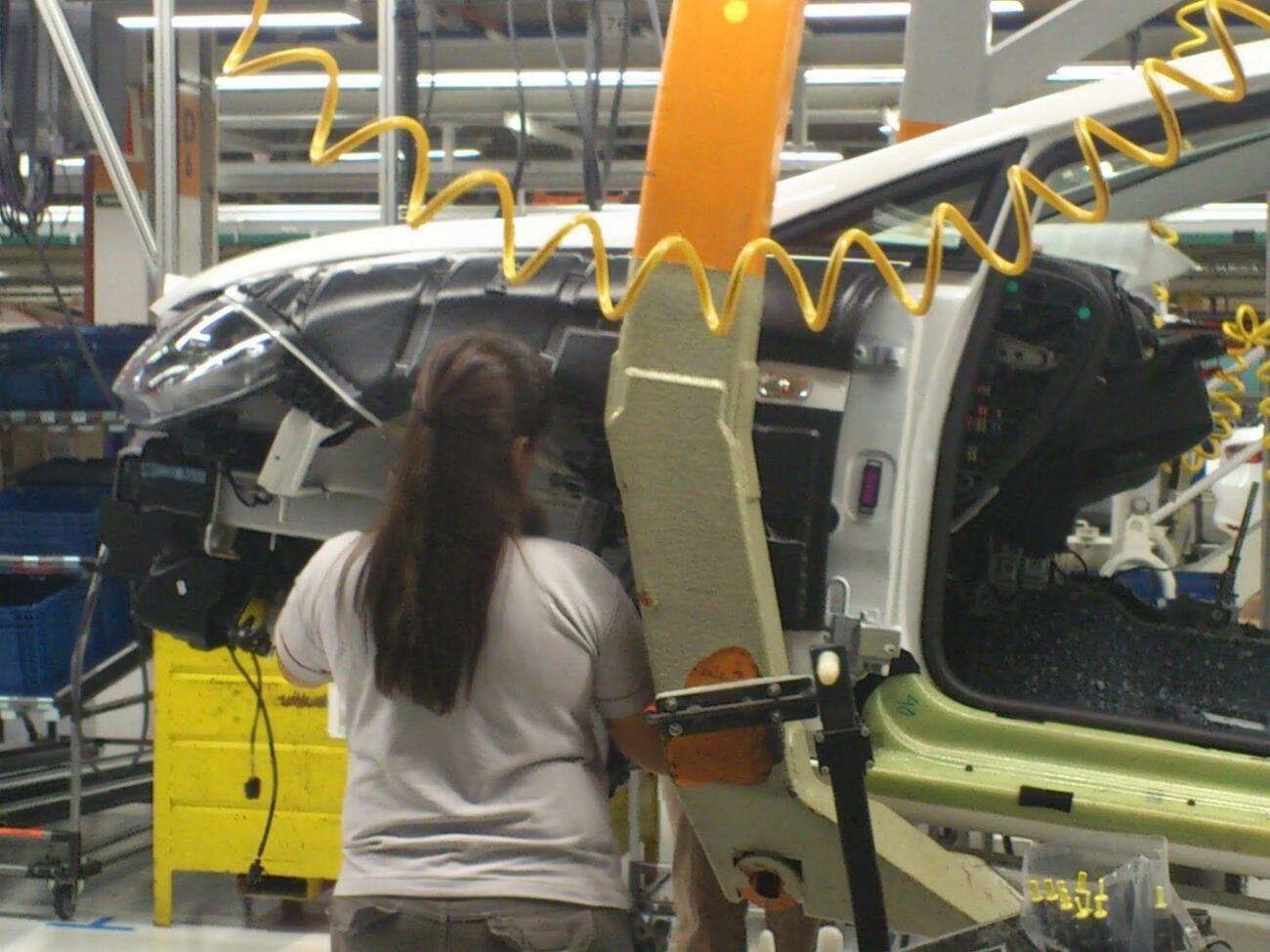Una mujer en una fábrica de Seat Una mujer en una fábrica de Seat