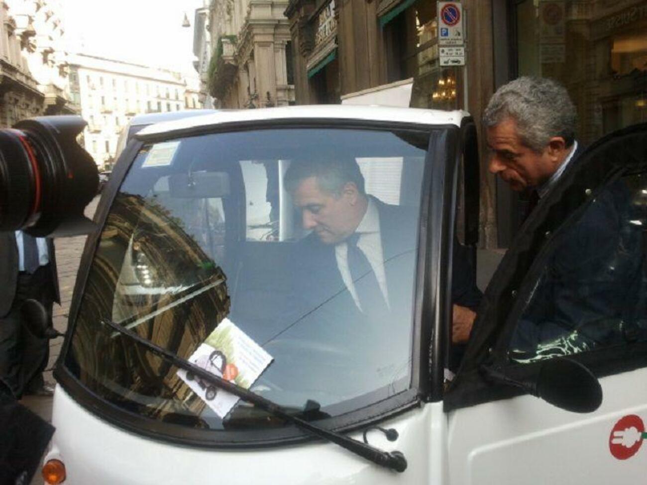 Tajani prueba un coche eléctrico en Milán / COMISIÓN EUROPEA