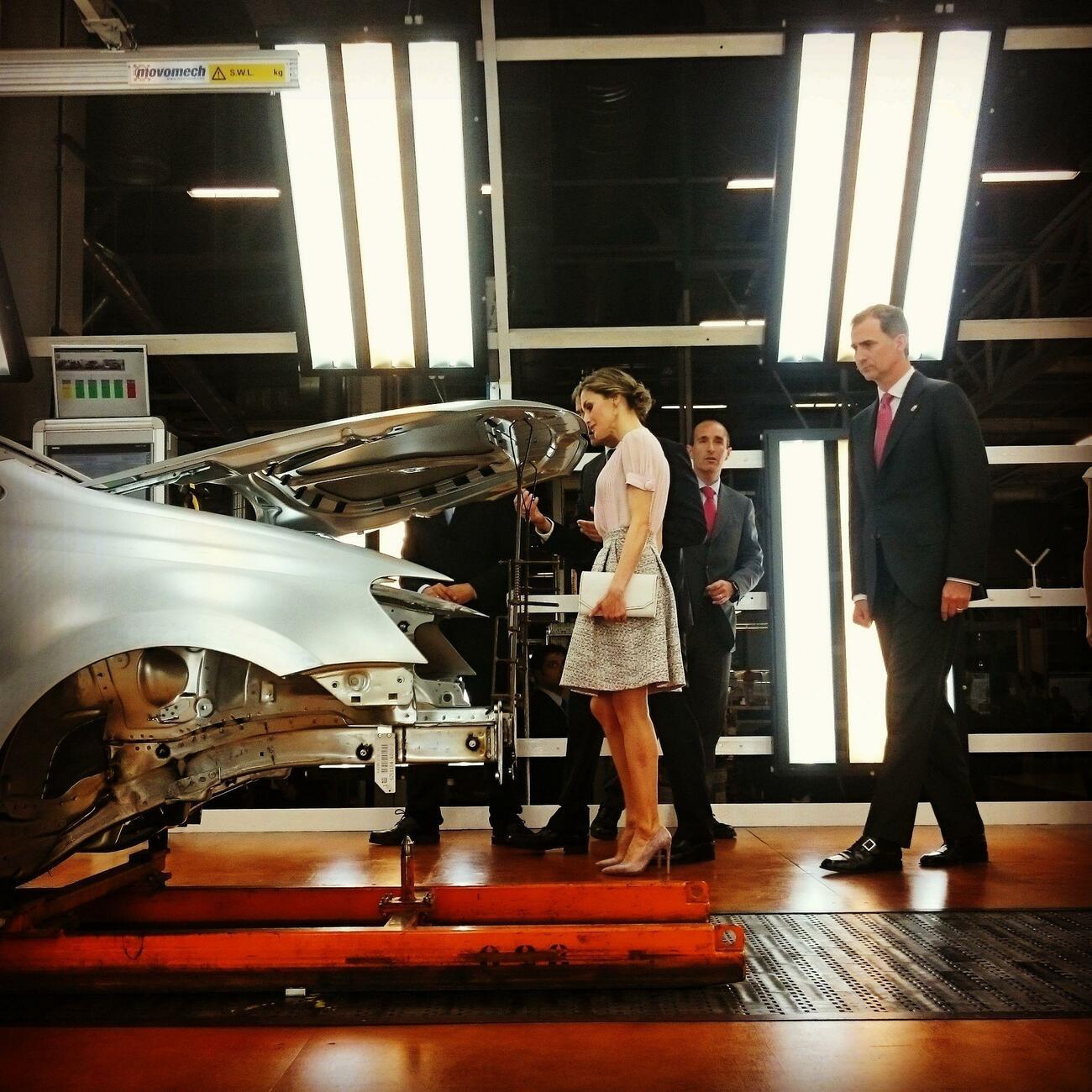 Felipe VI y Letizia visitan la fábrica de Volkswagen en Navarra
