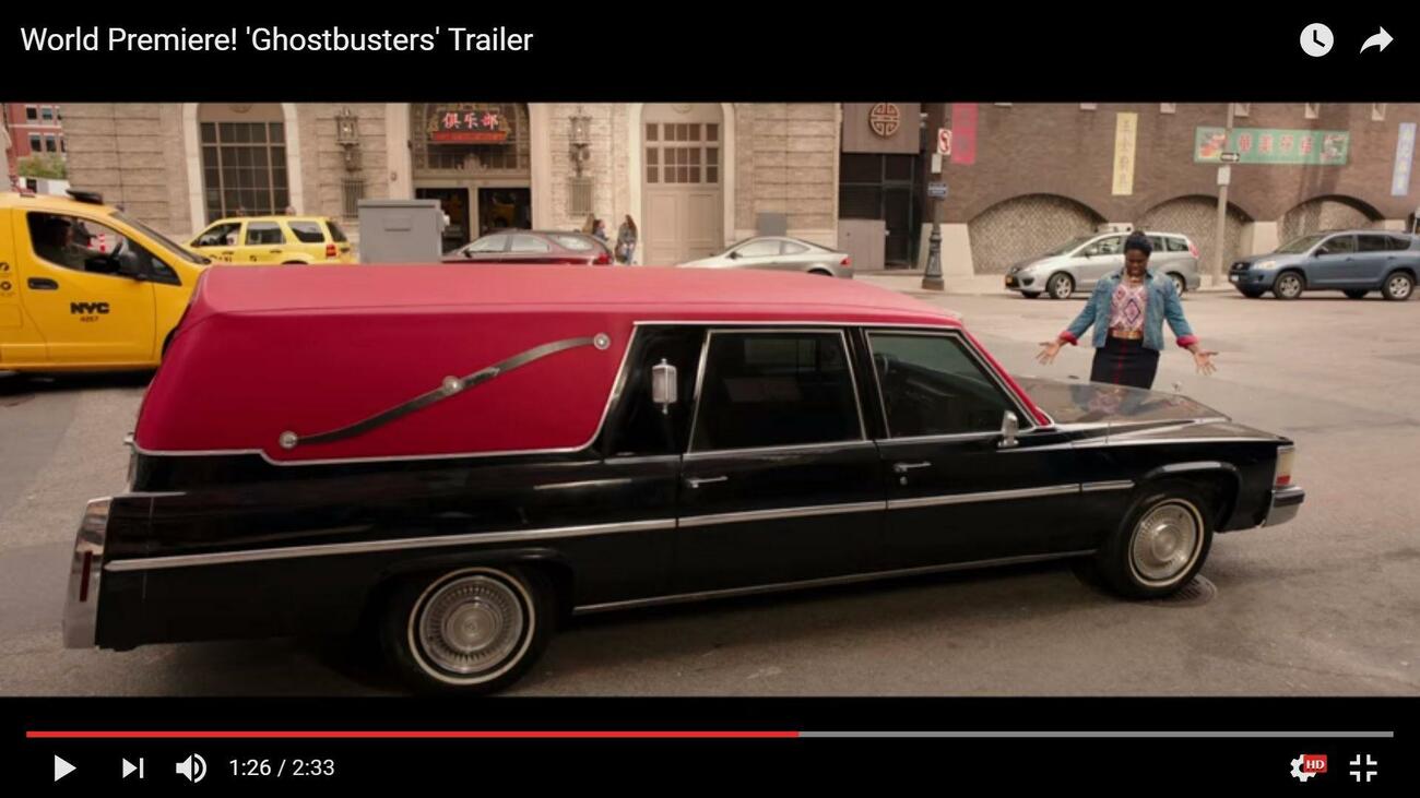 Las cazafantasmas en un Cadillac Fleetwood