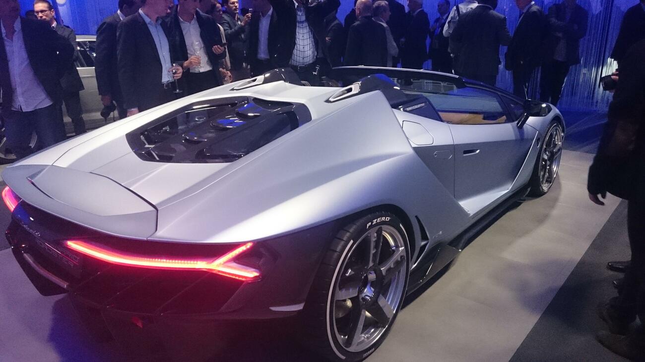 Una parte importante de un salón del automóvil es la de las marcas de lujo y los supercoches que dejan a los visitantes con la boca abierta