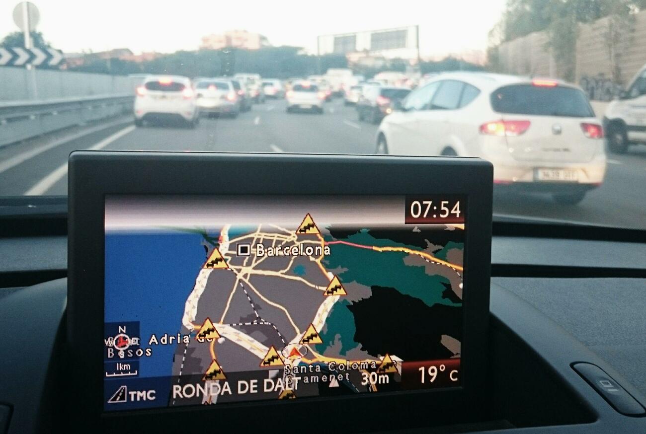 Imagen de un navegador de GPS dentro de un vehículo en Barcelona Imagen de un navegador de GPS dentro de un vehículo en Barcelona