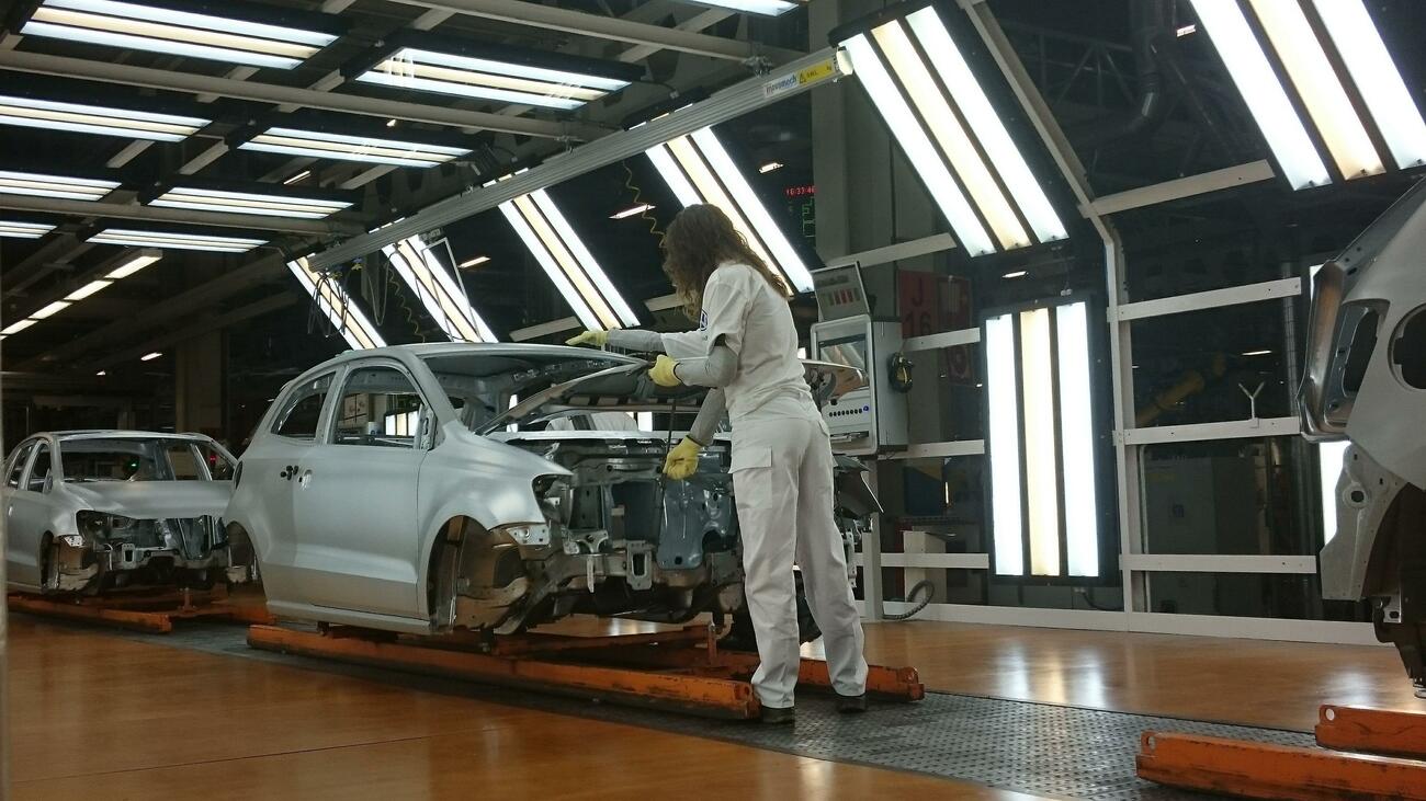 Una trabajadora en una fábrica de Volkswagen Una trabajadora en una fábrica de Volkswagen