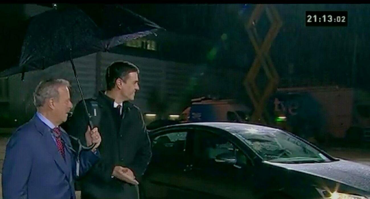 Pedro Sánchez con su coche oficial Pedro Sánchez con su coche oficial