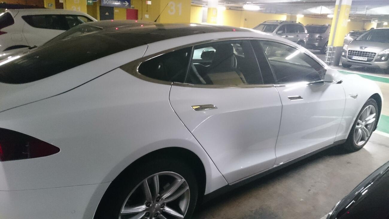 Model S Tesla en un parking de un centro comercial