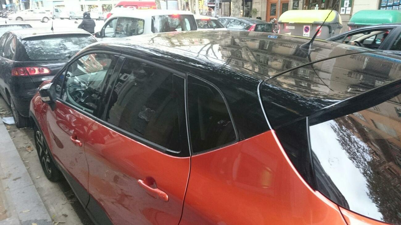 Un modelo con el techo en pintura bitono Un modelo con el techo en pintura bitono