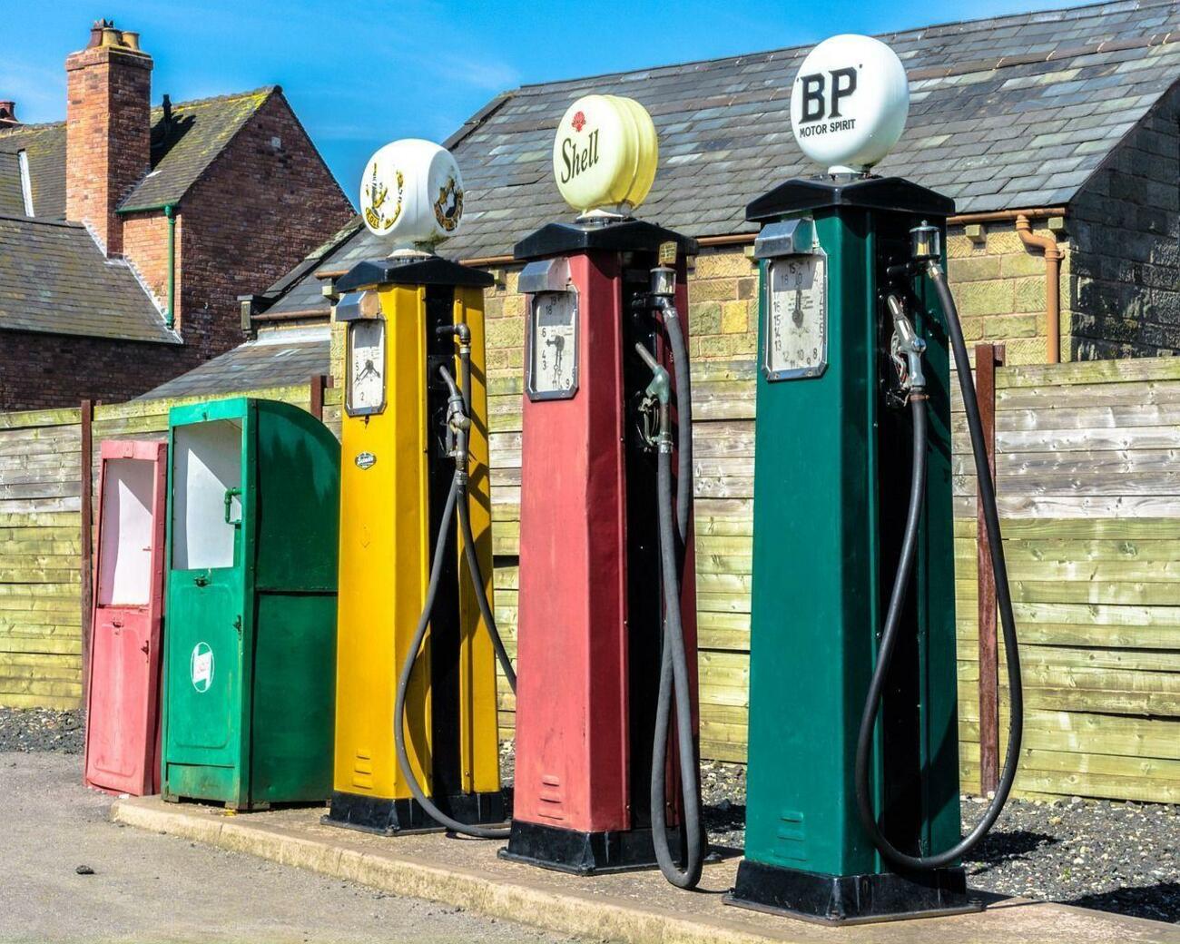 Surtidores antiguos de gasolina de las marcas Shell y BP Surtidores antiguos de gasolina de las marcas Shell y BP