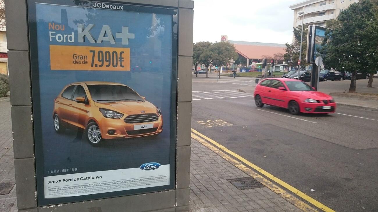 Anuncio de un modelo de la gama Ford Ka en una marquesina
