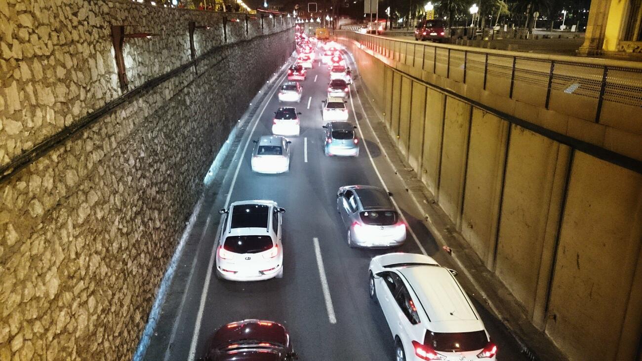 Varios vehículos circulando por la ronda litoral de Barcelona
