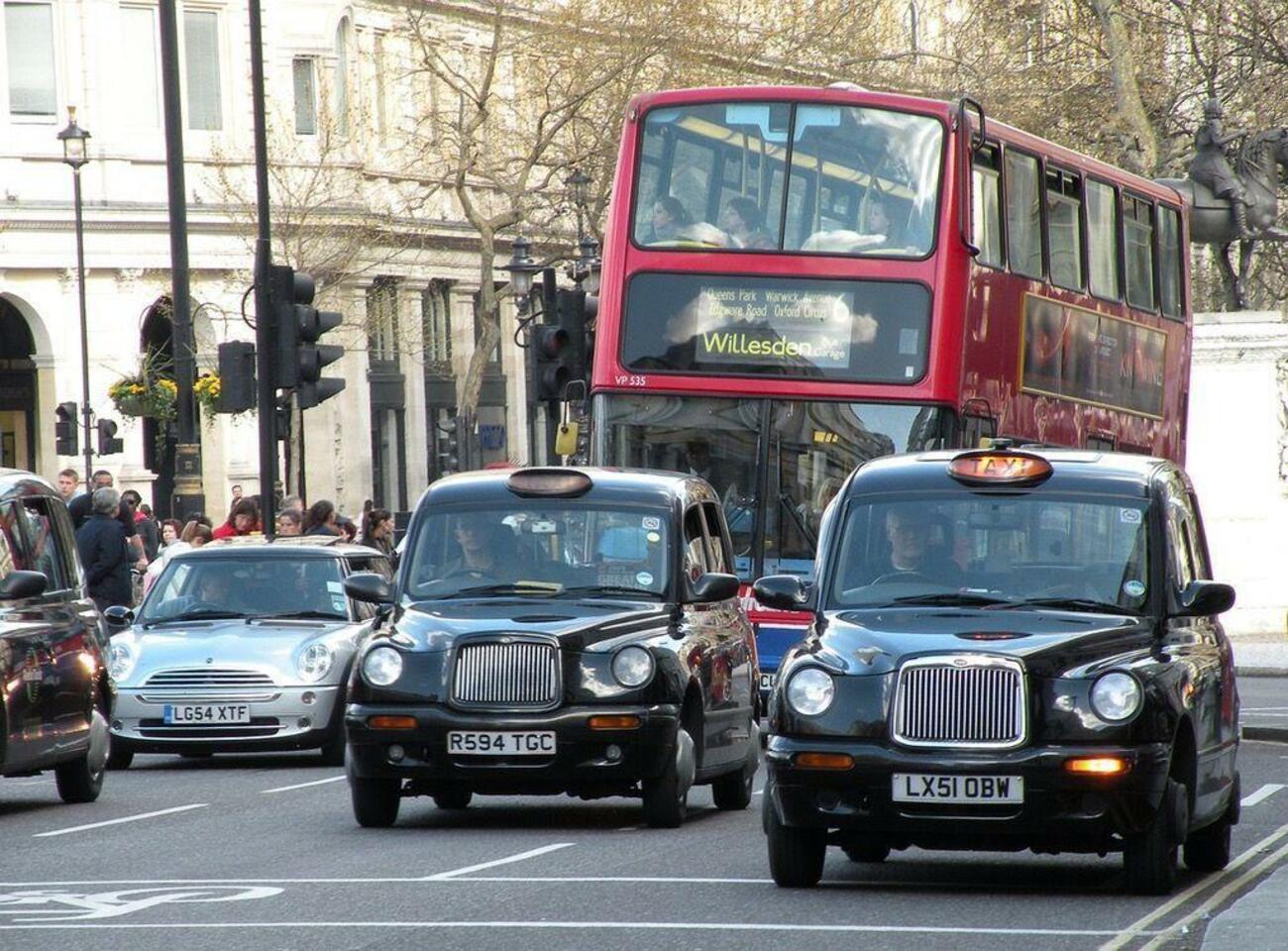 Varios coches por la ciudad de Londres Varios coches por la ciudad de Londres