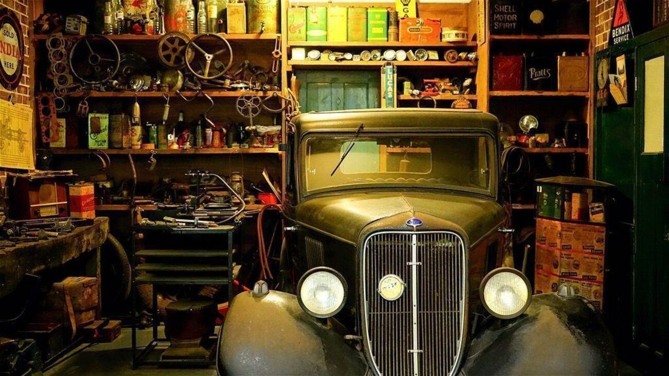 Imagen de un coche viejo en un taller antiguo Imagen de un coche viejo en un taller antiguo