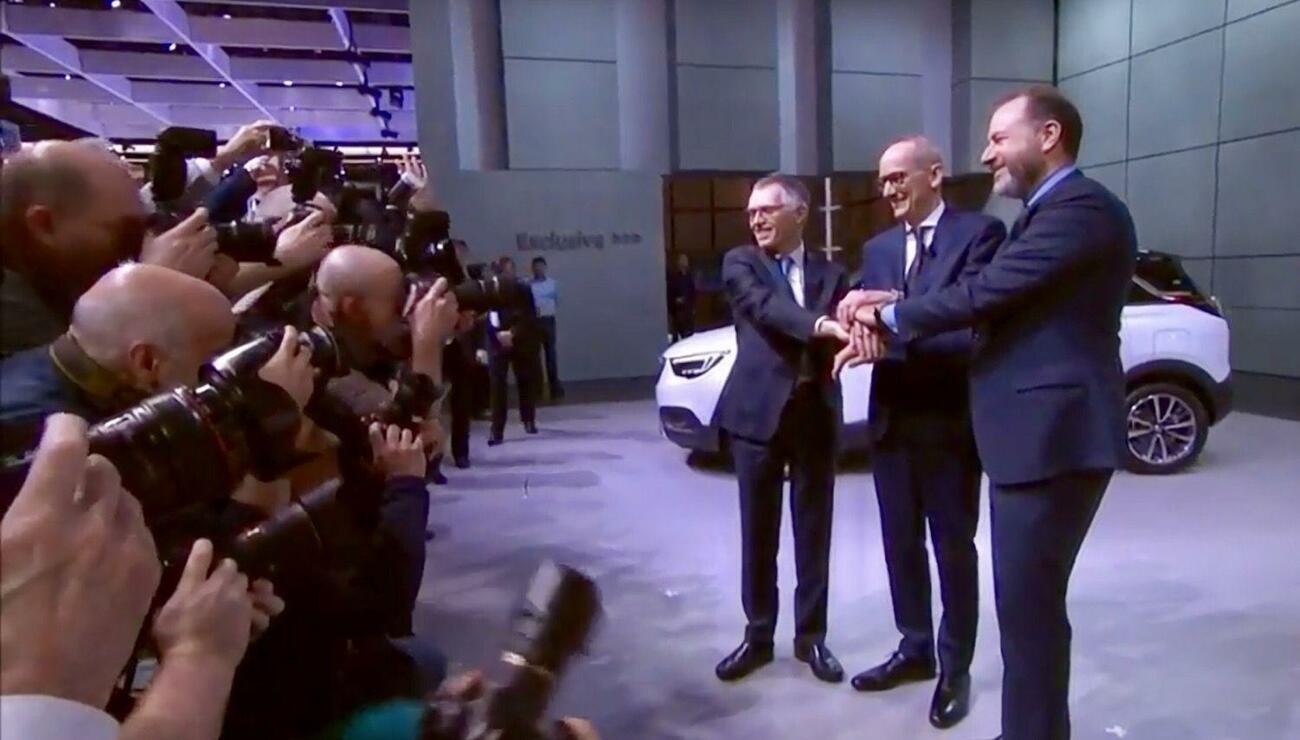 El presidente de Opel, Karl-Thomas Neumann, arropado por Tavares y el vicepresidente de GM