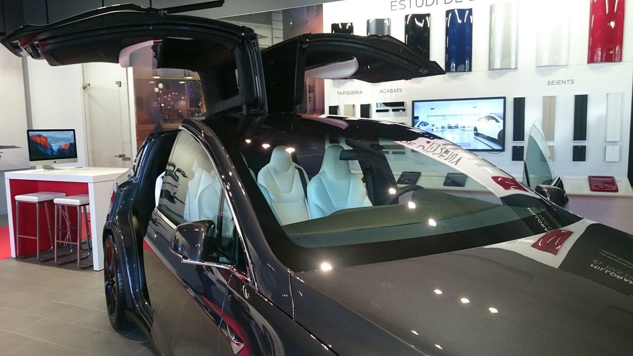 Imagen de un coche eléctrico en un stand de Tesla