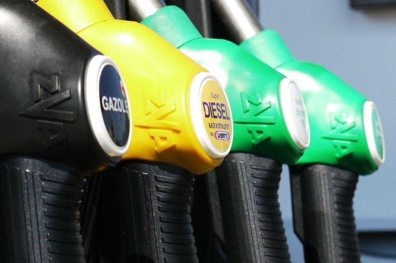 Surtidor de carburante en una gasolinera con diésel y gasolina Surtidor de carburante en una gasolinera con diésel y gasolina