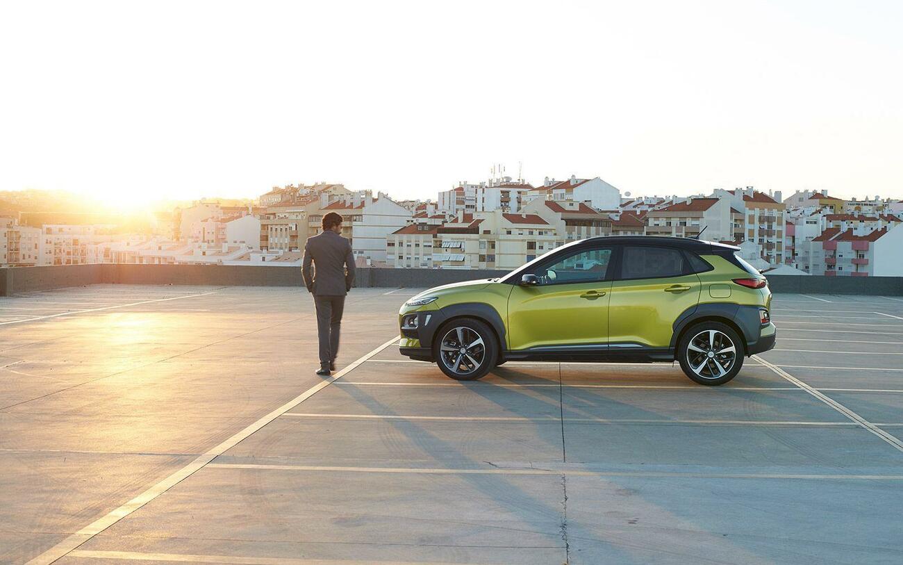 El SUV Hyundai Kona en un parking El SUV Hyundai Kona en un parking