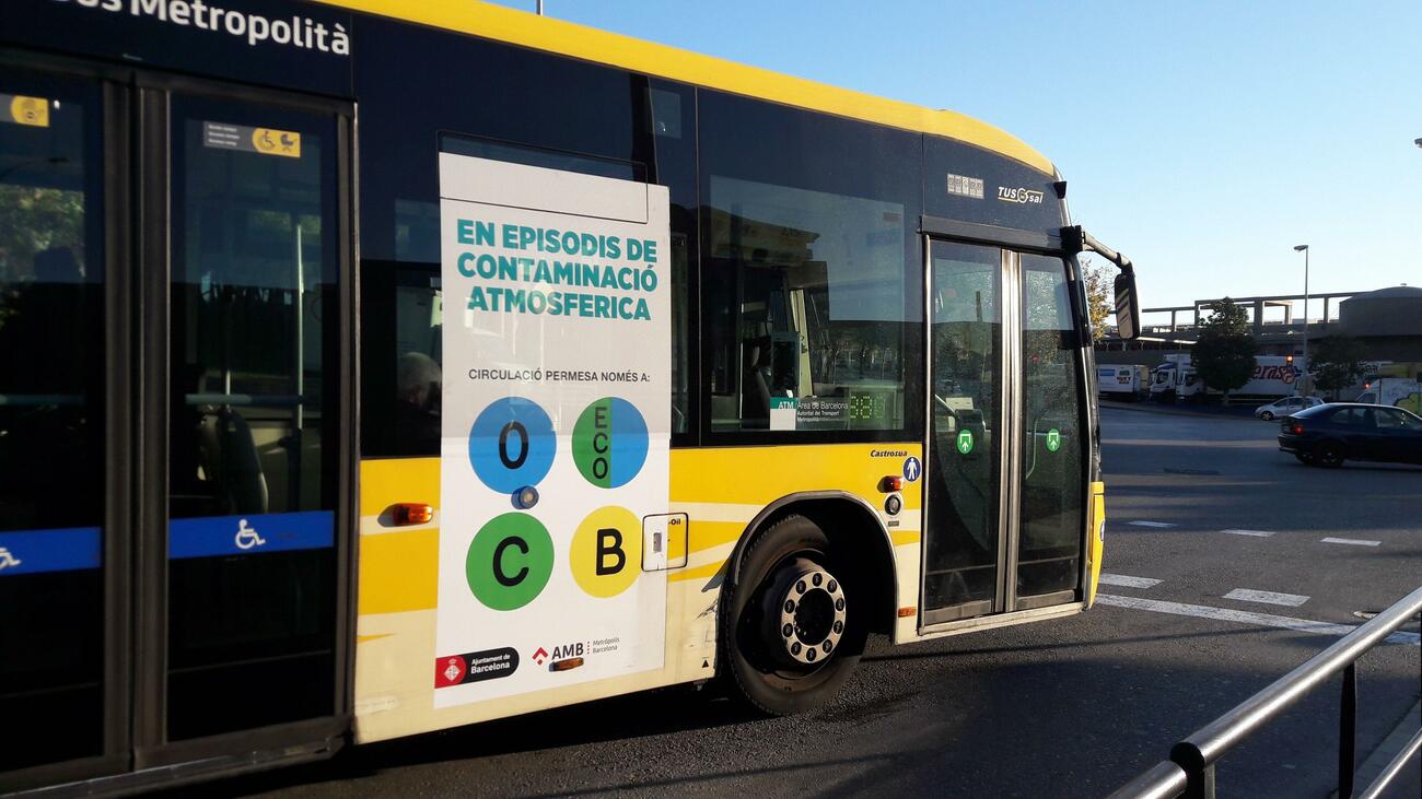 Etiqueta ambiental en un autobús de la restricción de accesos a Barcelona y Madrid