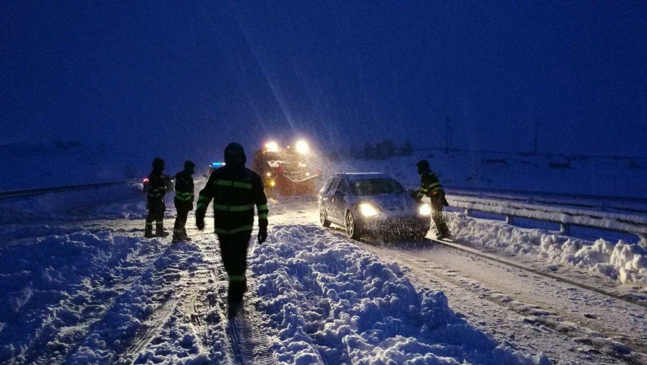 Atasco en la AP-6 por una intensa nevada Atasco en la AP-6 por una intensa nevada