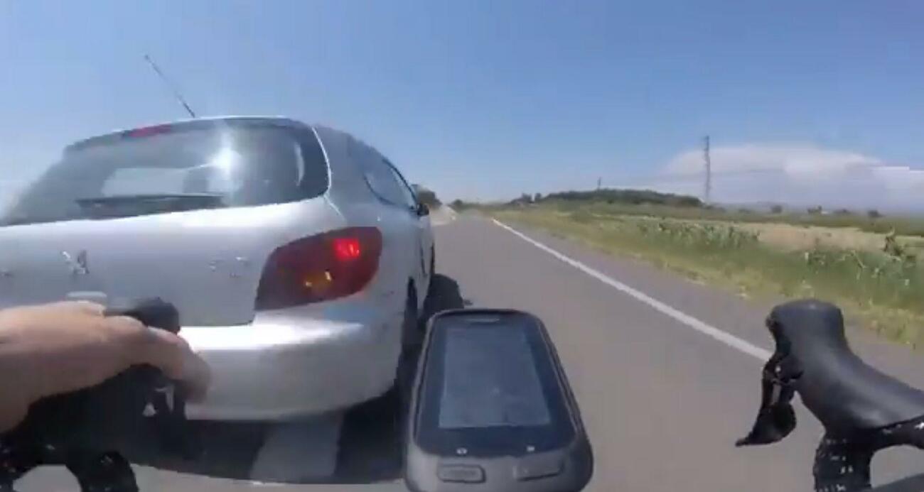 Imagen de la cámara GoPro de un ciclista casi atropellado