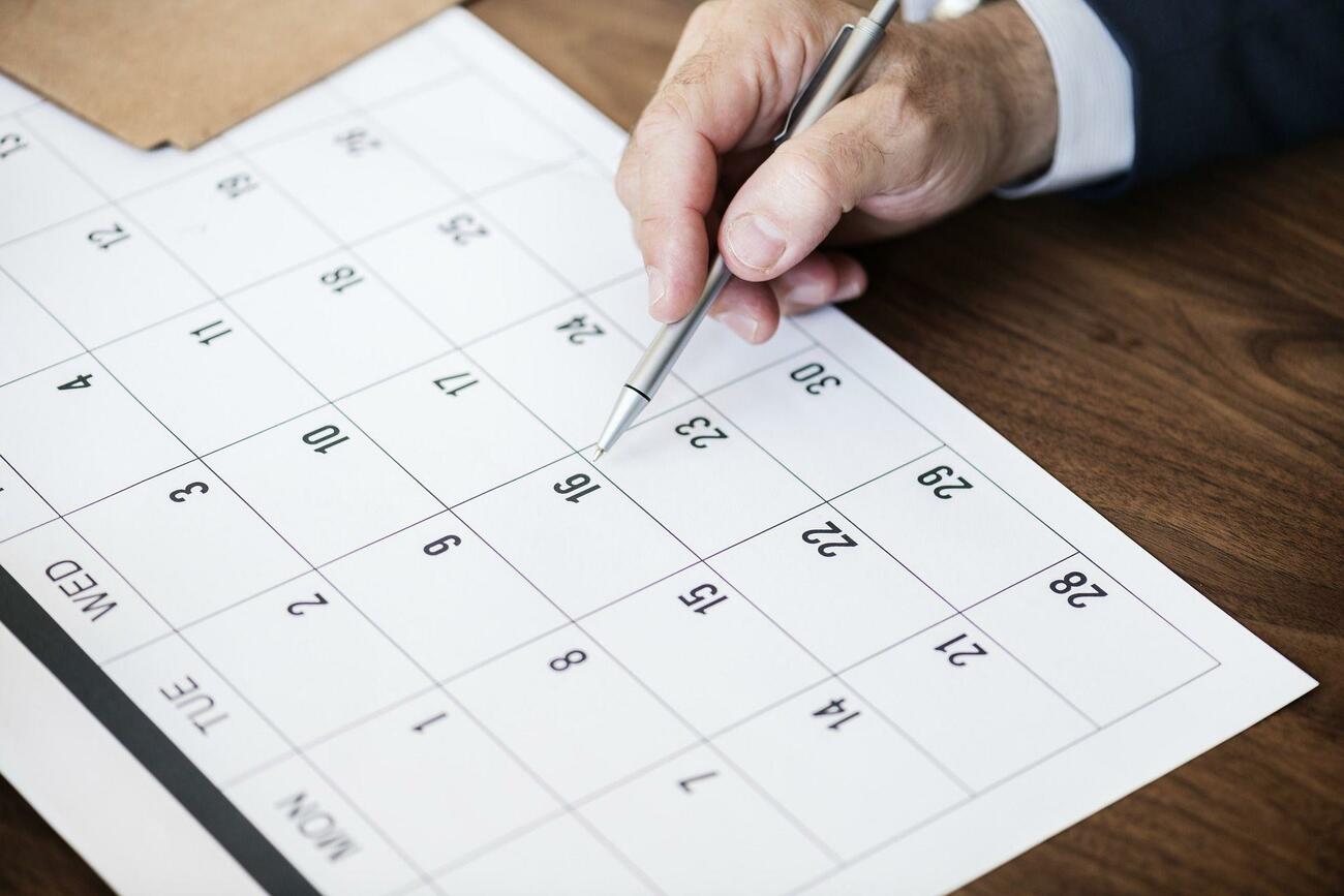 Un hombre establece una fecha en un calendario Un hombre establece una fecha en un calendario
