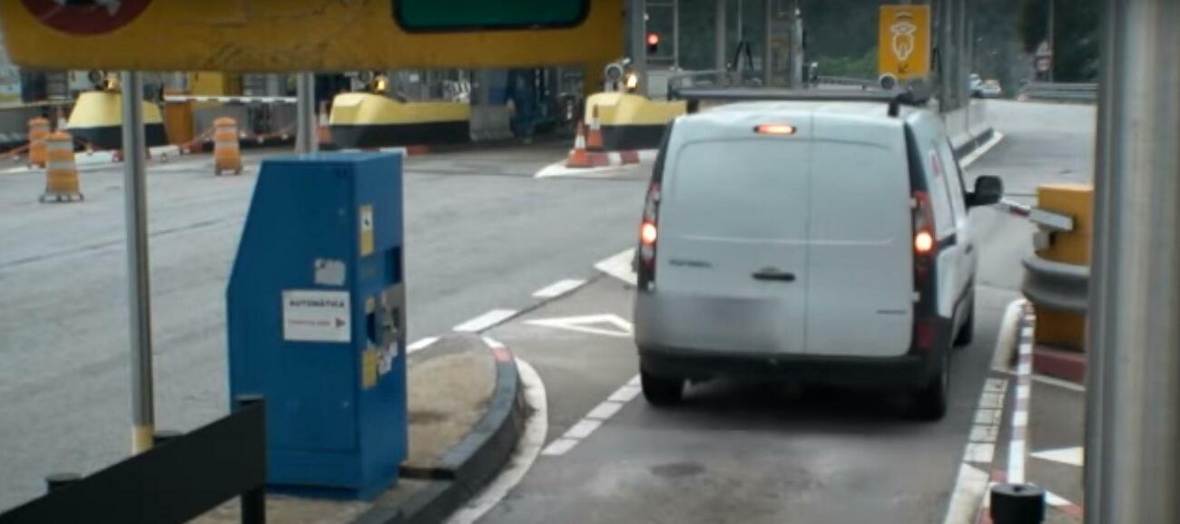 Un conductor se salta el peaje de una autopista