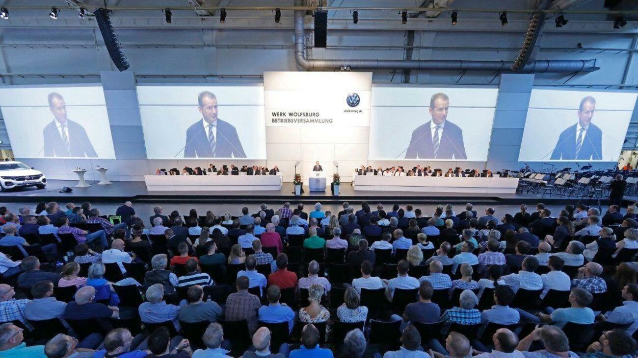 El presidente del grupo Volkswagen, Herbert Diess, durante una reunión con representantes sindicales y trabajadores