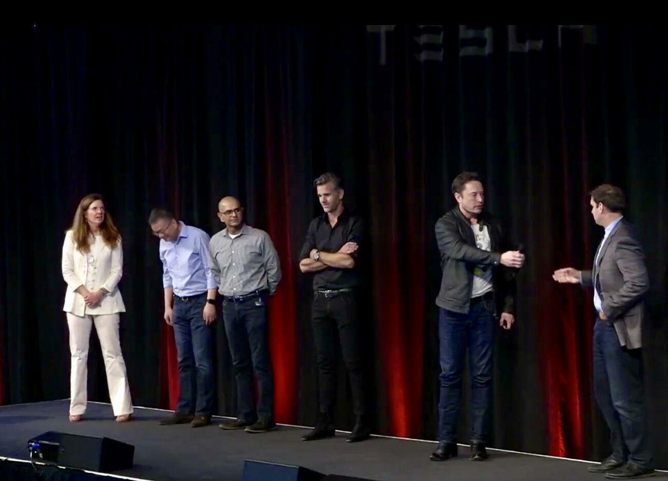 Elon Musk con algunos de sus directivos en Tesla Elon Musk con algunos de sus directivos en Tesla