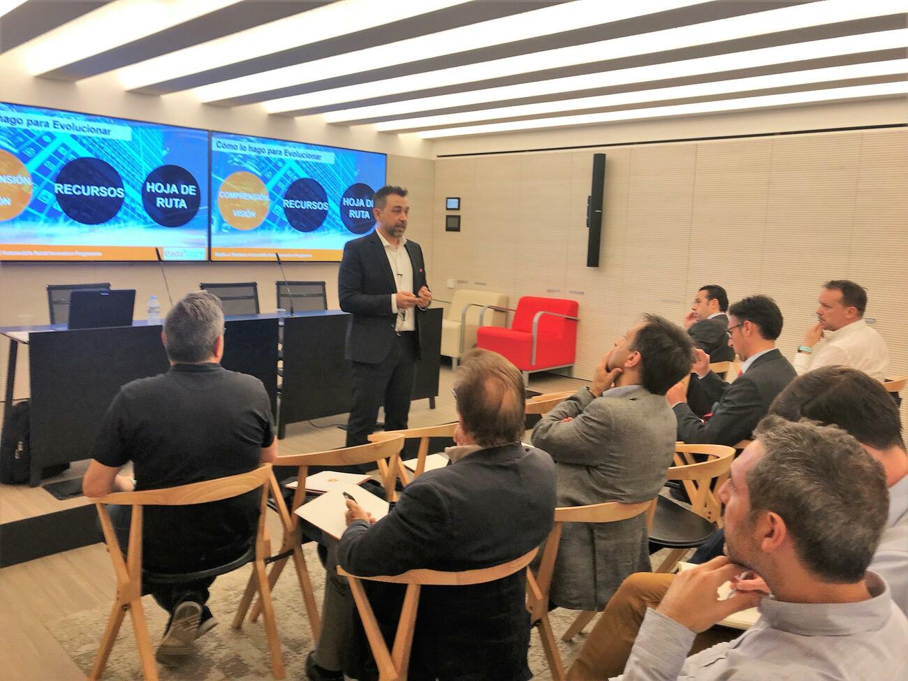 Martín J. Romero, un antiguo lavacoches y comercial de concesionario convertido ahora en un 'coach'