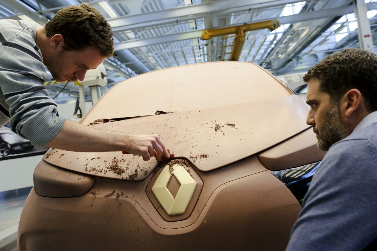 Dos empleados de Renault trabajan en el diseño de un vehículo Dos empleados de Renault trabajan en el diseño de un vehículo
