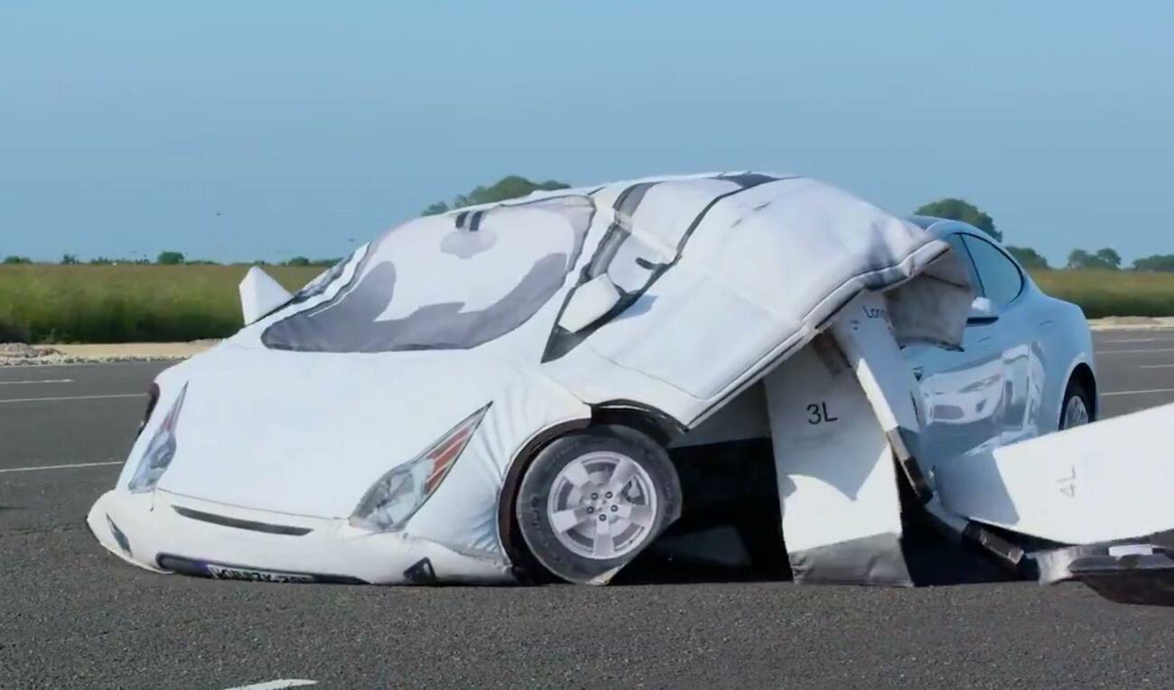 Prueba de choque de un coche autónomo en el Autopilot de Tesla