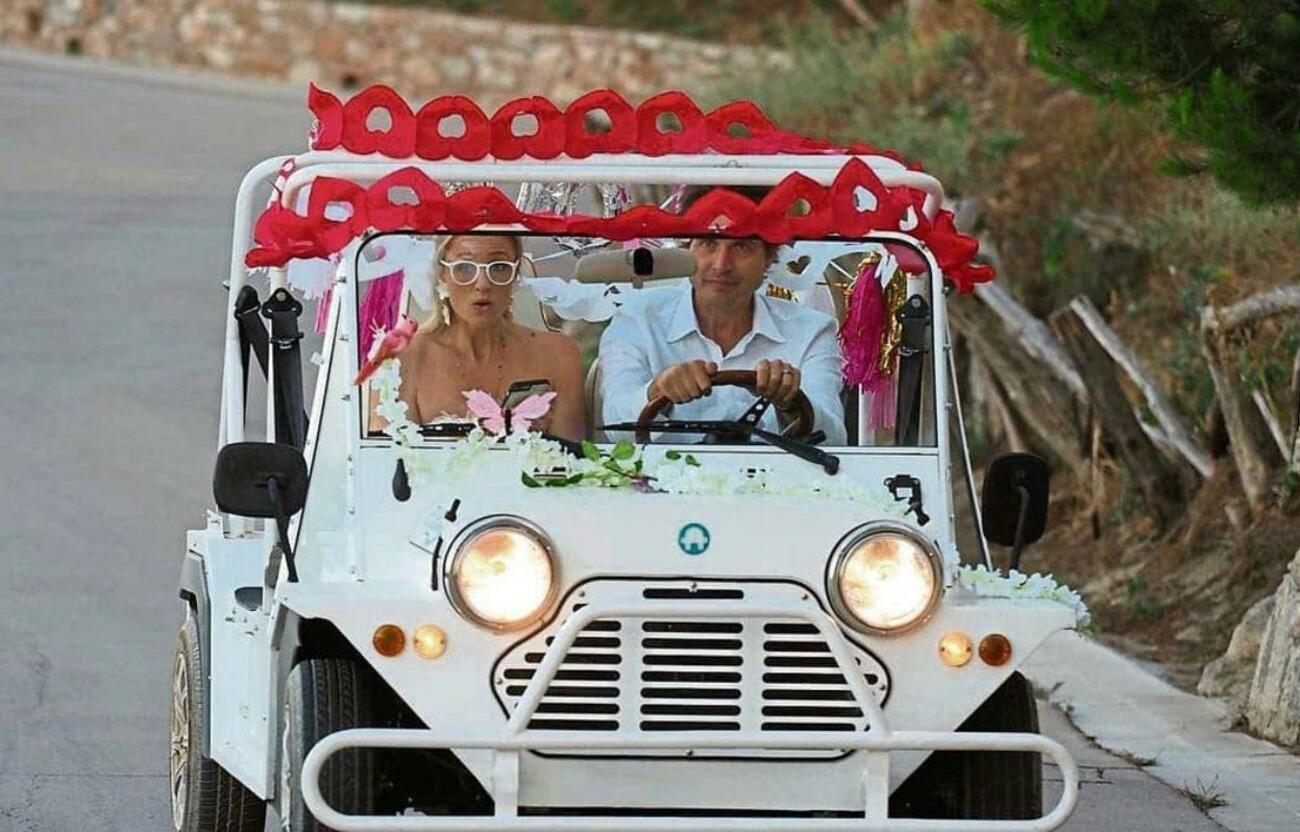 La boda de Kimbal Musk en Sant Martí d'Empúries con el coche eléctrico Teycars Moke La boda de Kimbal Musk en Sant Martí d'Empúries con el coche eléctrico Teycars Moke